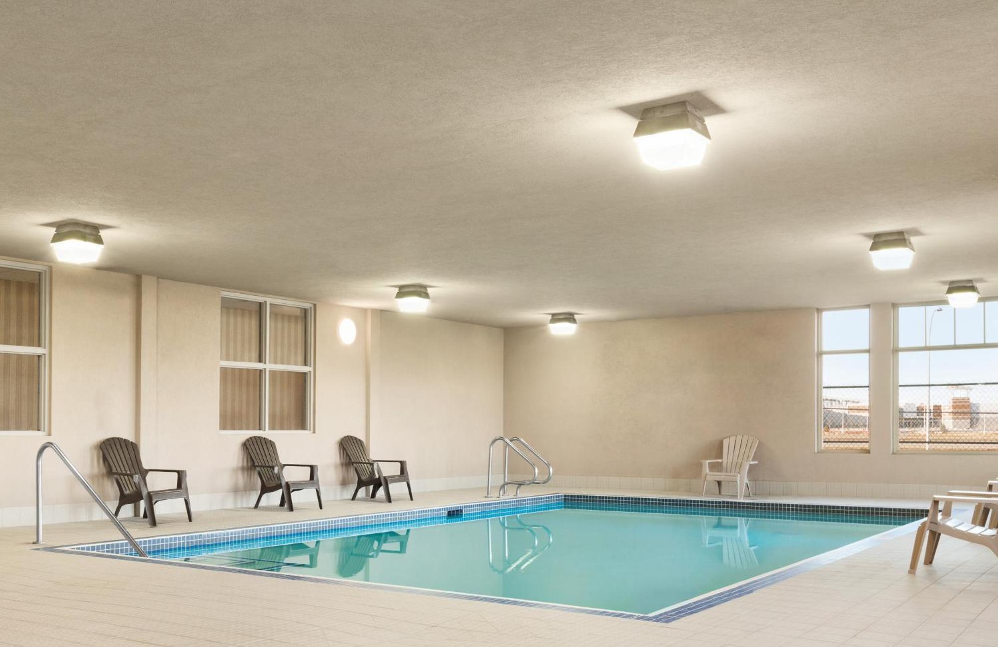 Days Inn & Suites By Wyndham Edmonton Airport Leduc Exterior photo